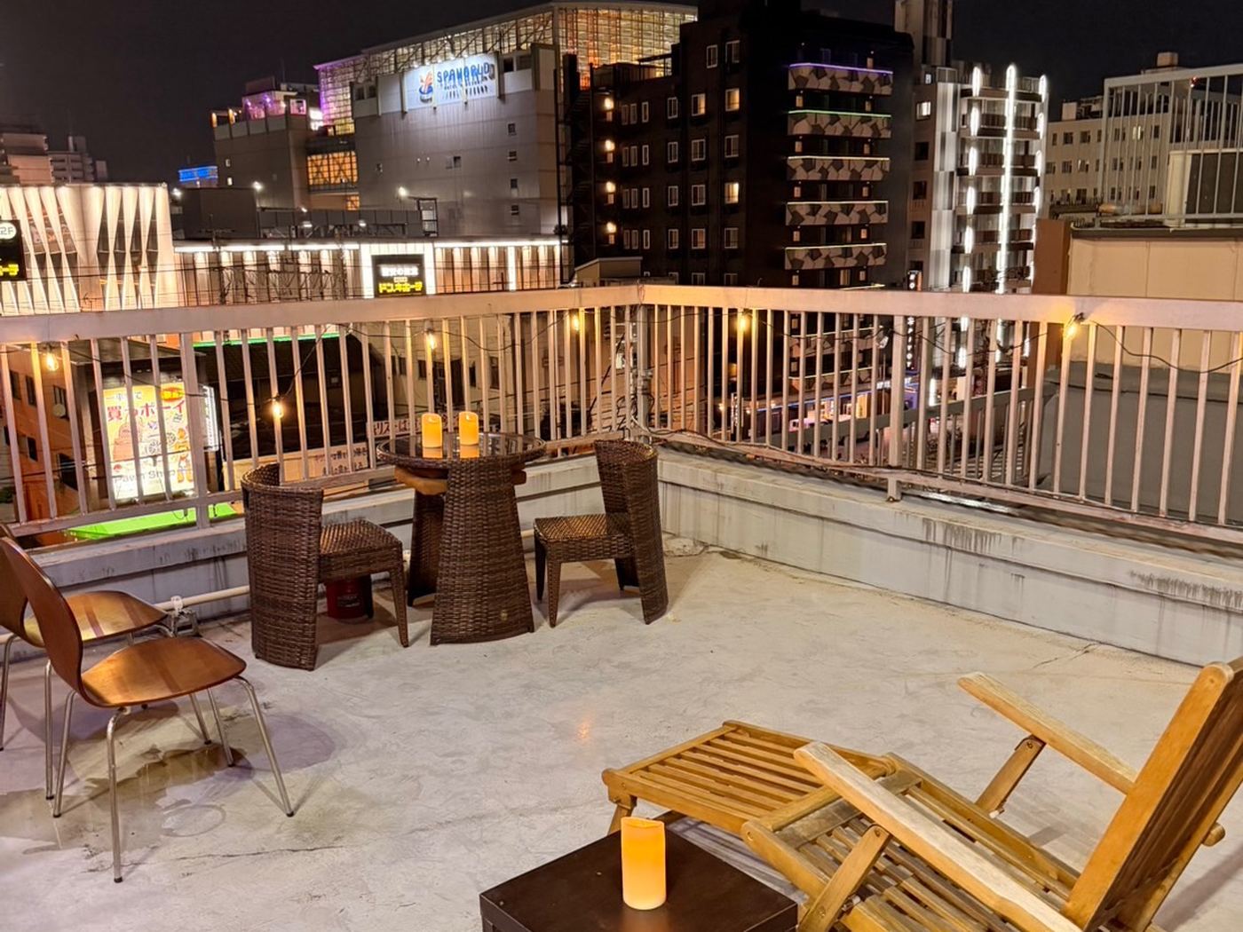 屋上テラス。夜は街あかりを眺めながら過ごせます