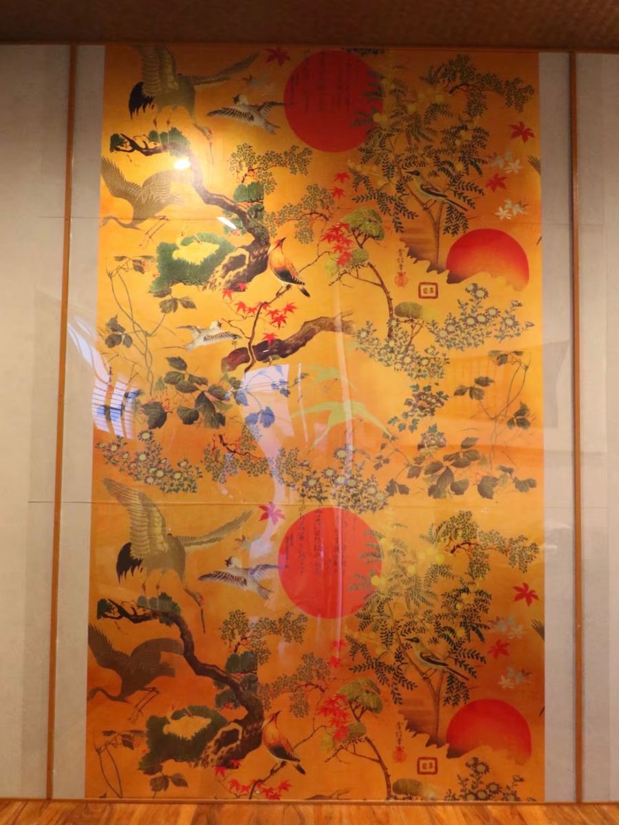 和灯。金地に鶴と紅葉を描いた襖絵